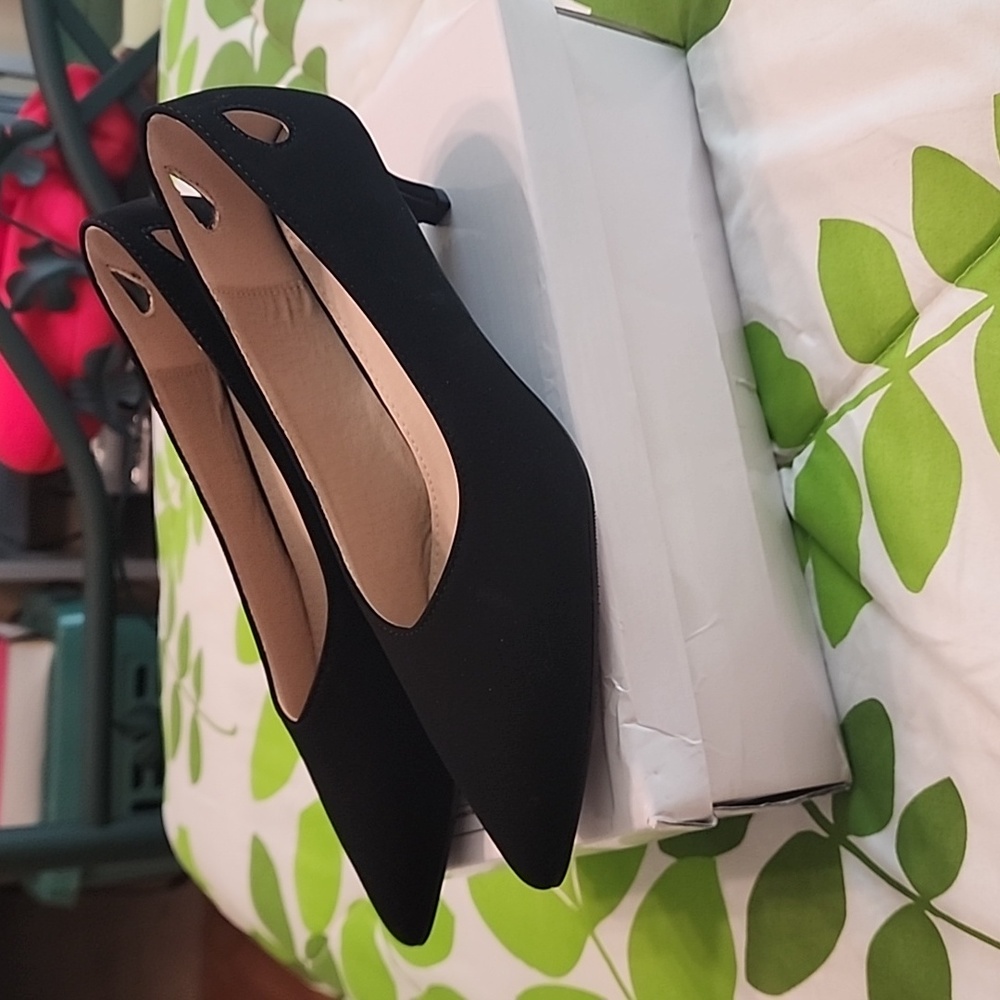 Black kitty  heels  pump